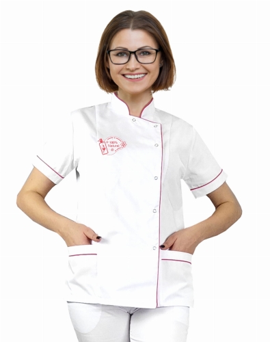 Weißer Kosmetikblazer mit Logo und fuchsiafarbener Paspel.