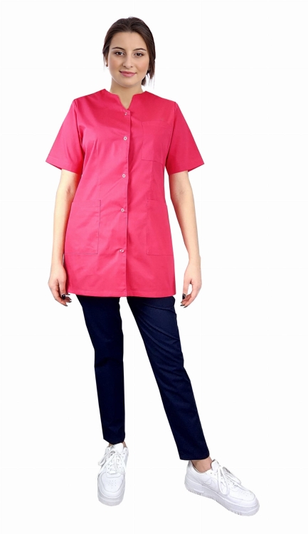 MEDICAL BEAUTY Set: medizinische Bluse und Zigaretten.