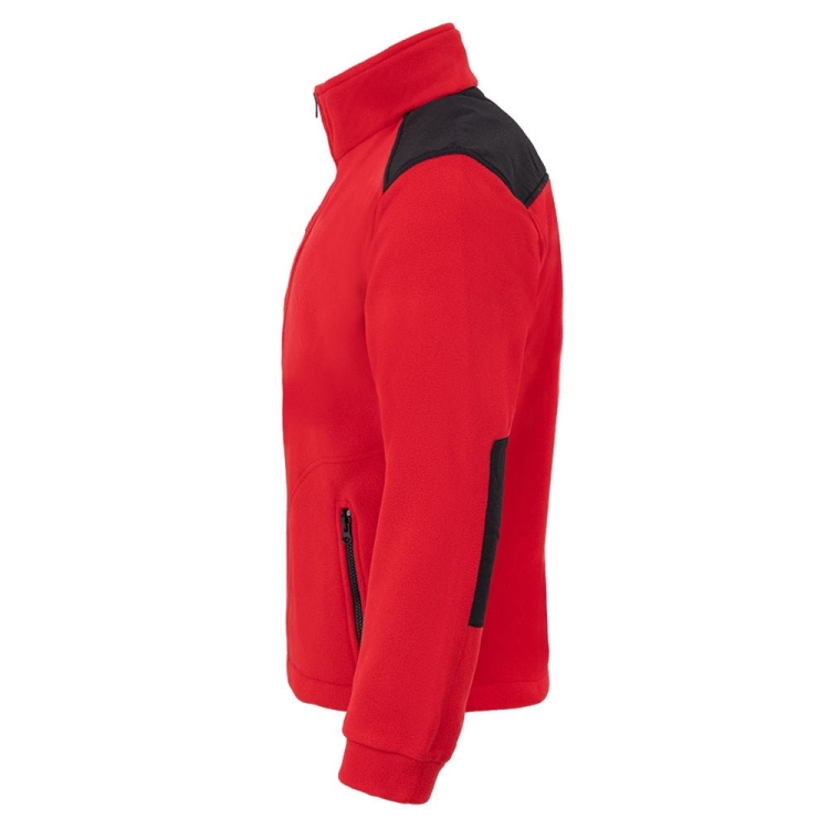 Schwarze Einsätze auf rotem Fleece-Pullover.