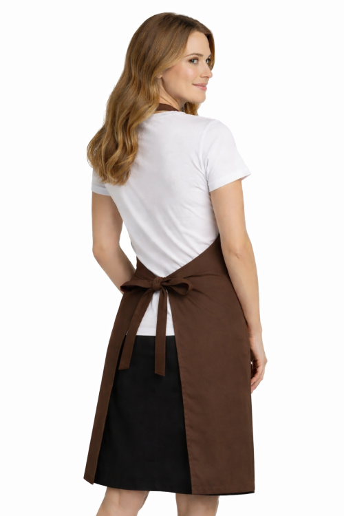 Profesjonalny fartuch gastronomiczny z kieszenią boczną regulowaną klamrą z karczkiem kolor brązowy widok z tyłu.png