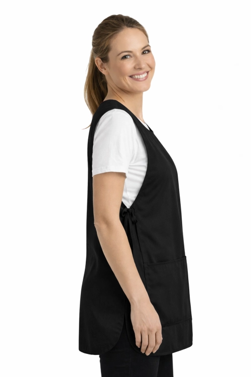 Fartuszek kuchenny wkładany przez głowę zawiązywany z boku z podwójną kieszenią kolor czarny widok z boku.png